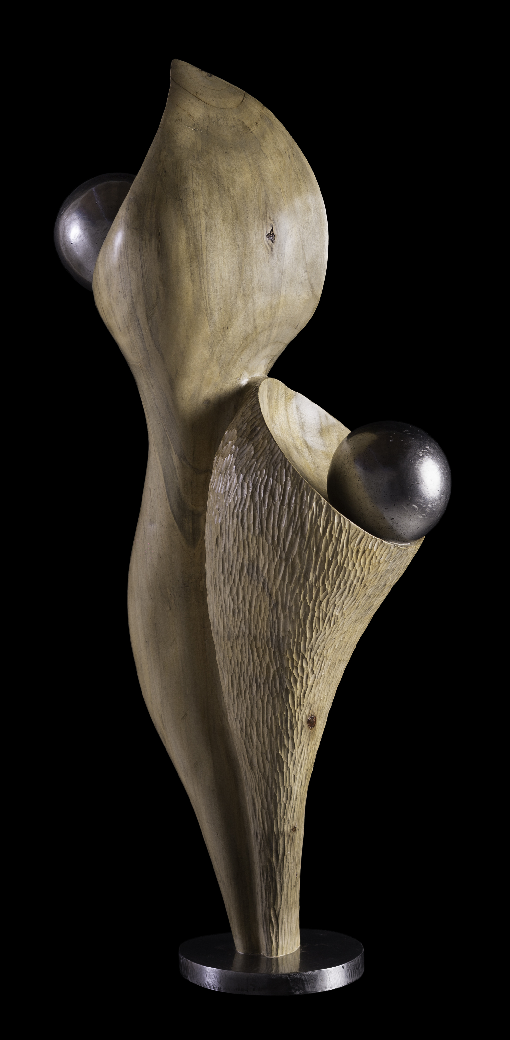 Escultura 'Lazos' tallada en madera de fresno y acero, 70x31x20cm